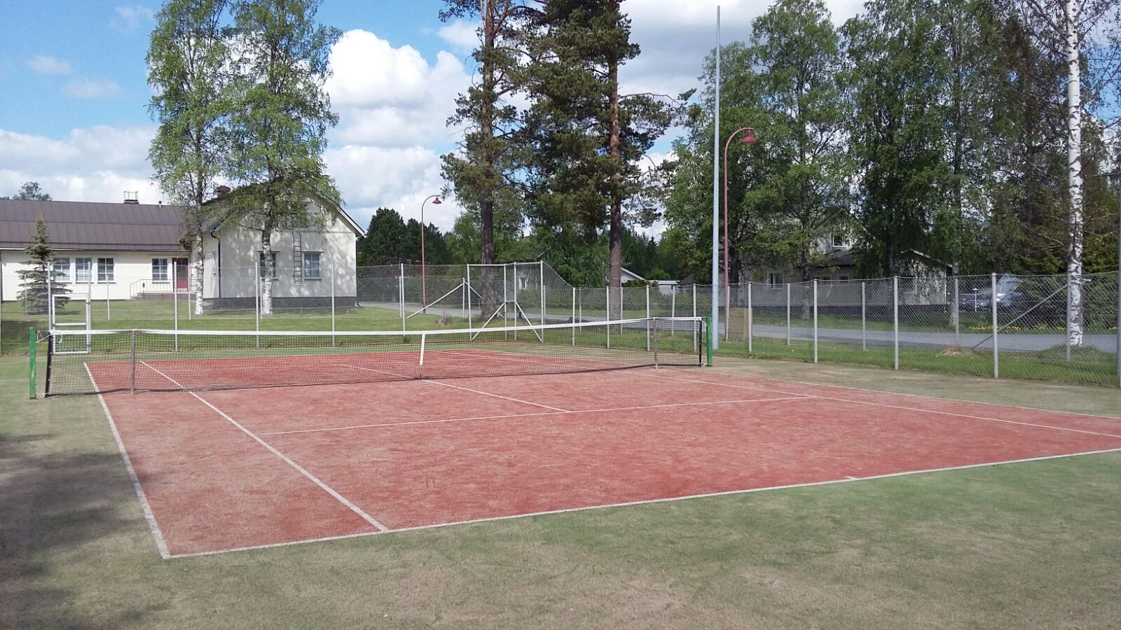 Kuvassa tenniskenttä