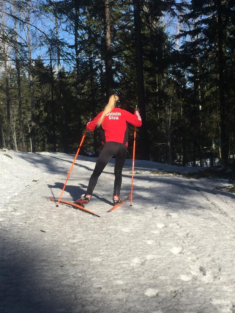Petra Viirumäki hiihtämässä