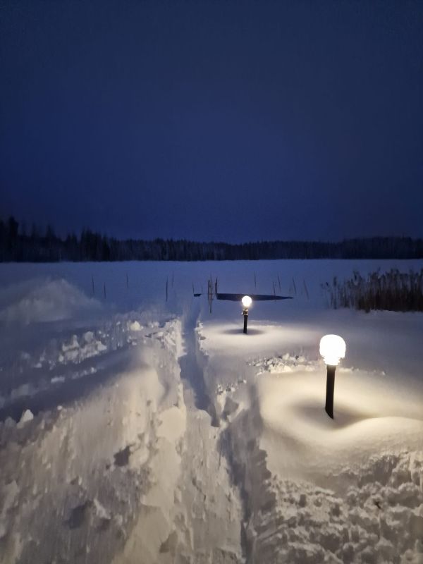 Tunnelmallinen lyhtypolku saunalta avannolle