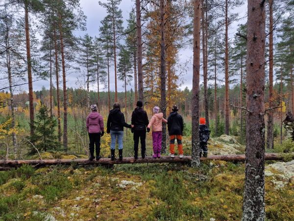 Kyläläiset katsastamassa tulevan luontopolun paikkaa