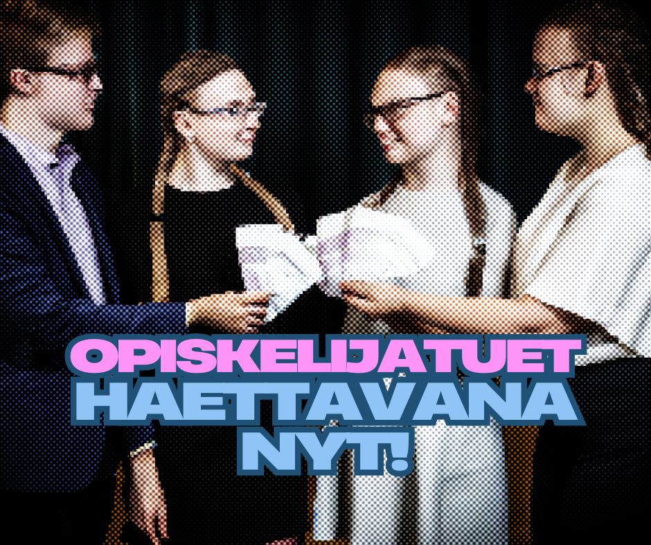 opiskelijoita vastaanottamassa rahaa